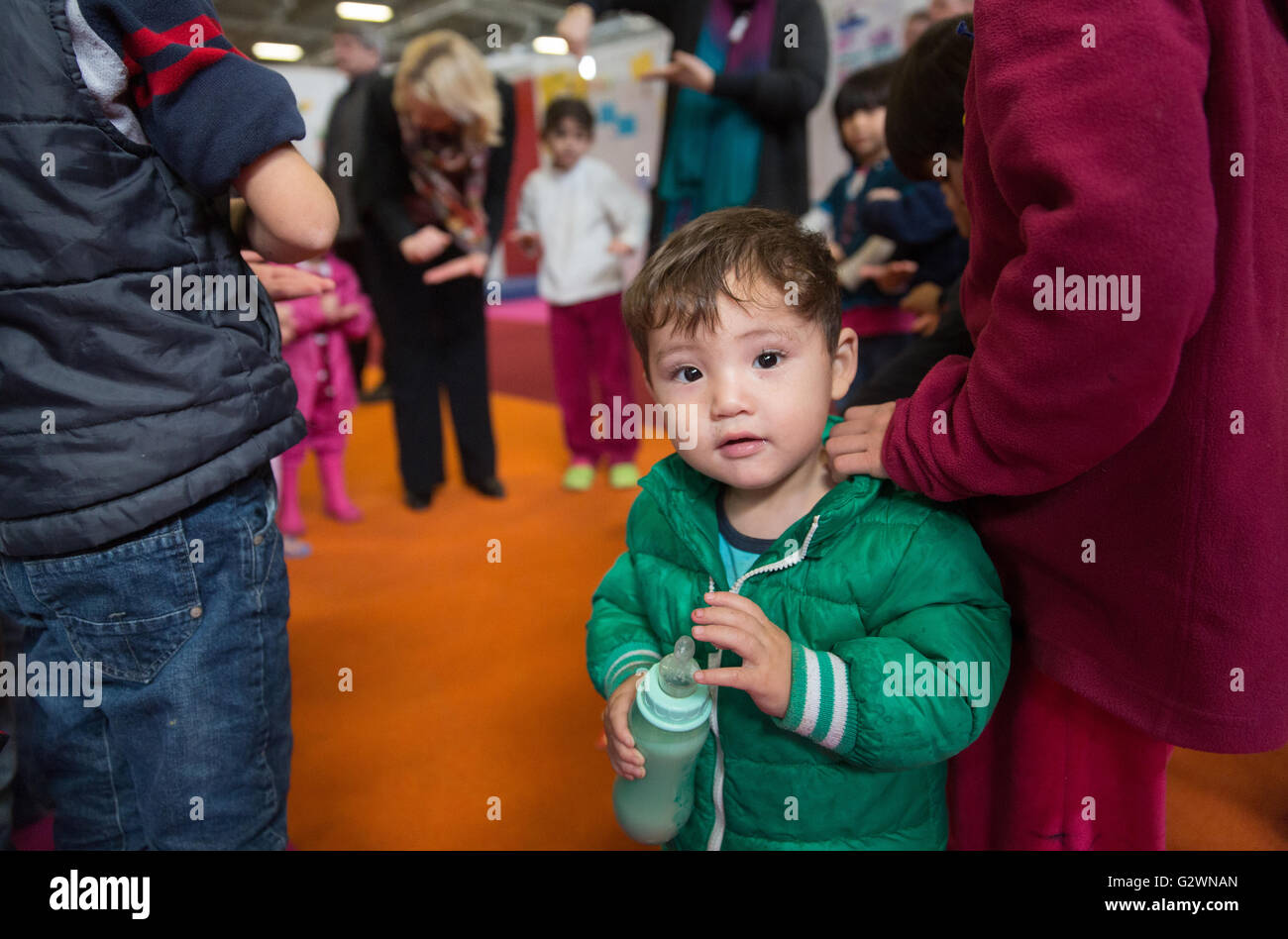 08.12.2015, Berlin, Berlin, Deutschland - Familie Ministerin Manuela Schwesig (SPD) besuchte in Berlin Convention Center ein Zufluchtsort für Flüchtlinge. Im Vorfeld von Malteser Unterkunft ca. 1.000 registrierte Flüchtlinge untergebracht sind, die meisten von ihnen Familien. Hier bei einem Besuch in Kinderbetreuung. 0DB151208D012CAROEX. JPG - nicht für den Verkauf in G E R M A N Y, A U S T R I A S W I T Z E R L A N D [MODEL-RELEASE: Nein, PROPERTY-RELEASE: Nein, (C) Caro Fotoagentur / Bleicker, http://www.caro-images.com, info@carofoto.pl - jegliche Nutzung dieses Bildes unterliegt GEMA!] Stockfoto