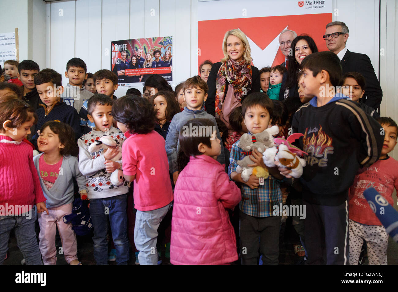 08.12.2015, Berlin, Berlin, Deutschland - Familie Ministerin Manuela Schwesig (SPD) besuchte in Berlin Convention Center ein Zufluchtsort für Flüchtlinge. Im Vorfeld von Malteser Unterkunft ca. 1.000 registrierte Flüchtlinge untergebracht sind, die meisten von ihnen Familien. Hier bei der Verteilung der Stofftiere für die 130 Kinder auf dem Grundstück. 0DB151208D026CAROEX. JPG - nicht für den Verkauf in G E R M A N Y, A U S T R I A S W I T Z E R L A N D [MODEL-RELEASE: Nein, PROPERTY-RELEASE: Nein, (C) Caro Fotoagentur / Bleicker, http://www.caro-images.com, info@carofoto.pl - jegliche Nutzung dieses Bildes unterliegt GEMA!] Stockfoto