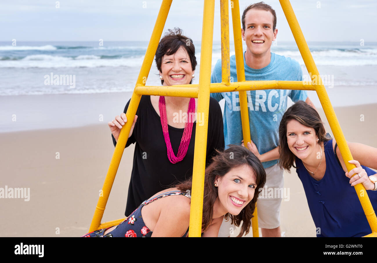 Familie zusammen um eine Struktur am Strand posiert Stockfoto