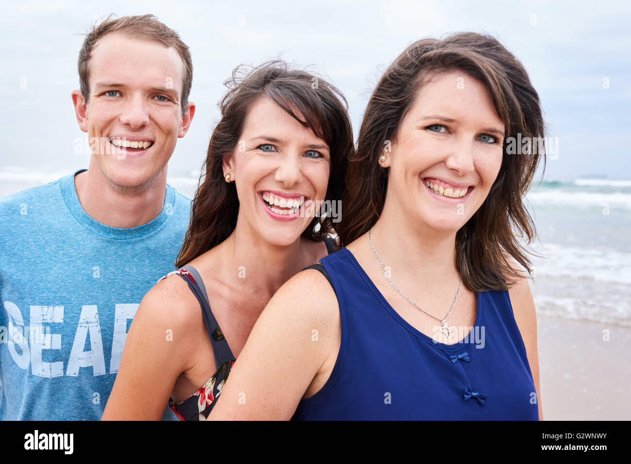 Authentische kaukasischen Bruder und Schwestern gemeinsam am Strand Stockfoto