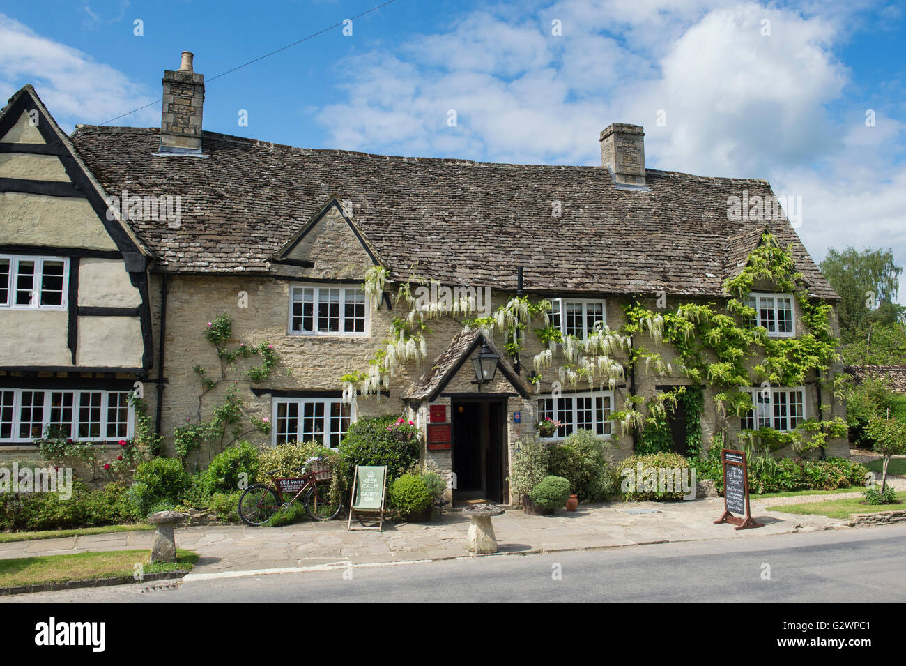 Wisteria Floribunda Alba auf The Old Swan Gastwirtschaft, Minster Lovell, Oxfordshire, England Stockfoto