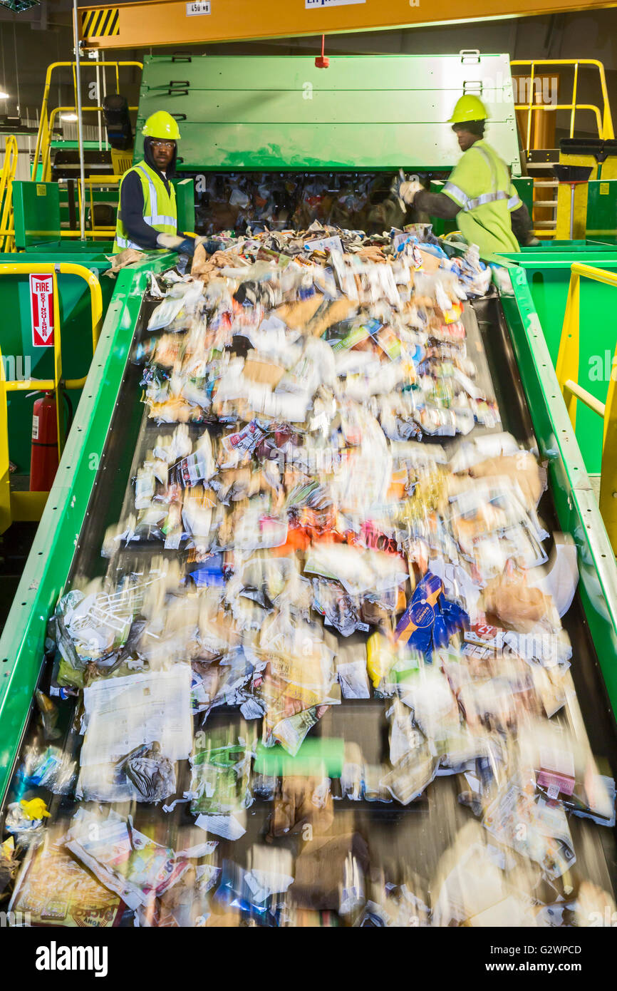 Southfield, Michigan - The ReCommunity Materialien Verwertungsanlage, wo Wertstoffe sortiert und Ballen gepresst sind. Stockfoto