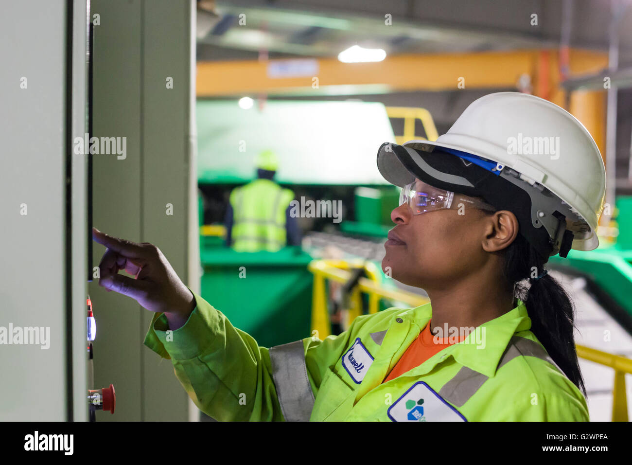 Southfield, Michigan - ein Arbeiter betreibt ein Control Panel für Maschinen in der Verwertungsanlage ReCommunity Materialien. Stockfoto