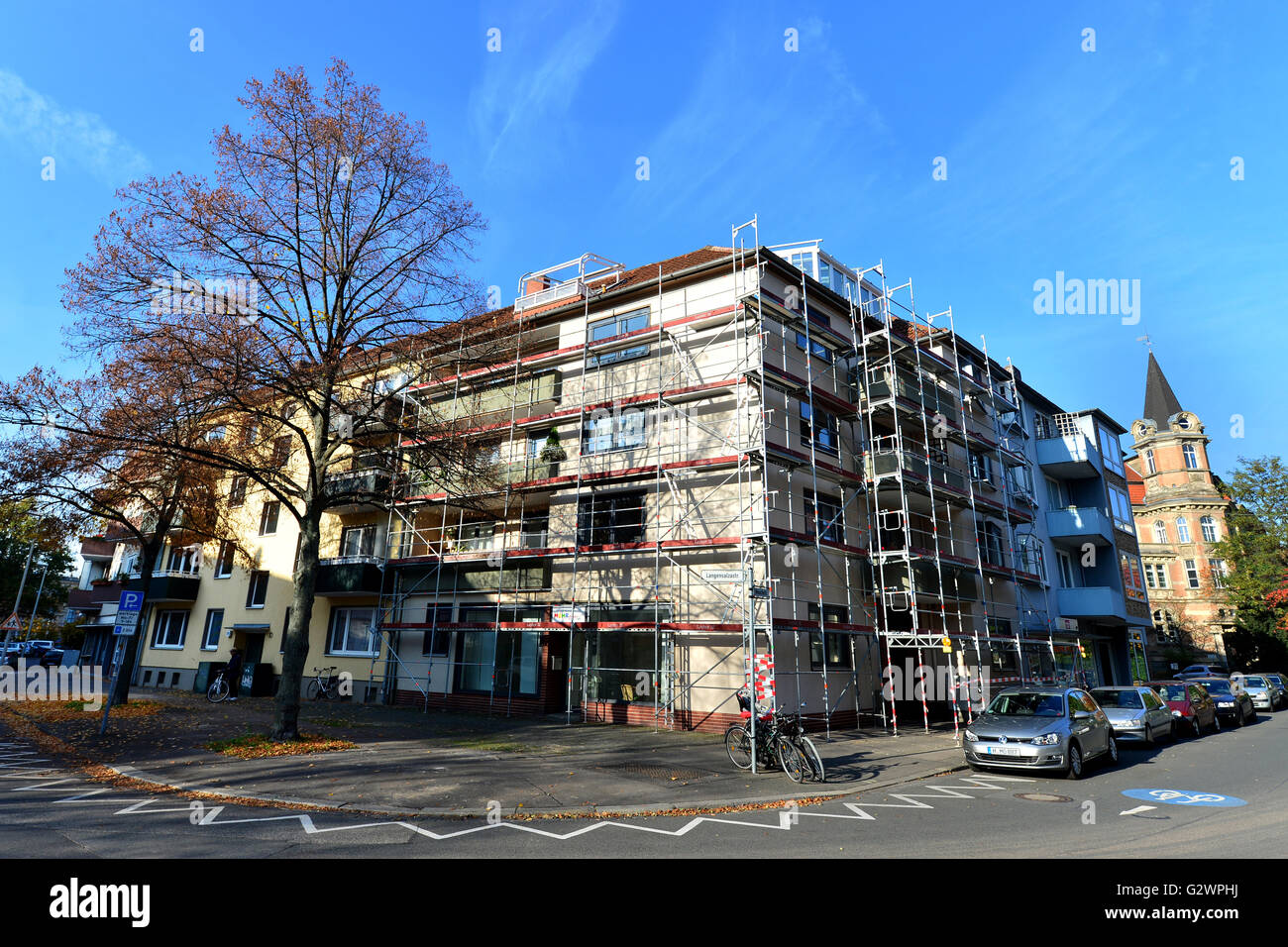 04.01.2016, Hannover, Niedersachsen, Deutschland - Eingeruestetes-Apartment-Gebäude in Hannover. 0HD160104D015CAROEX. JPG - nicht für den Verkauf in G E R M A N Y, A U S T R I A S W I T Z E R L A N D [MODEL-RELEASE: Nein, PROPERTY-RELEASE: Nein, (C) Caro Fotoagentur / Dittrich, http://www.caro-images.com, info@carofoto.pl - jegliche Nutzung dieses Bildes unterliegt GEMA!] Stockfoto