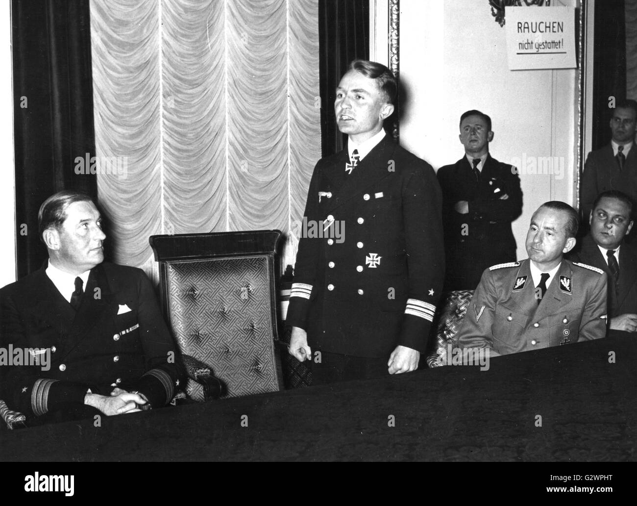 Lt-Kapitän Gunther Prien, dessen u-Boot u-47 mit dem Verlust von 126 britische Seeleute, erzählt die Geschichte Zeitung Korrespondenten der ROYAL OAK im Oktober 1939 sank. Stockfoto