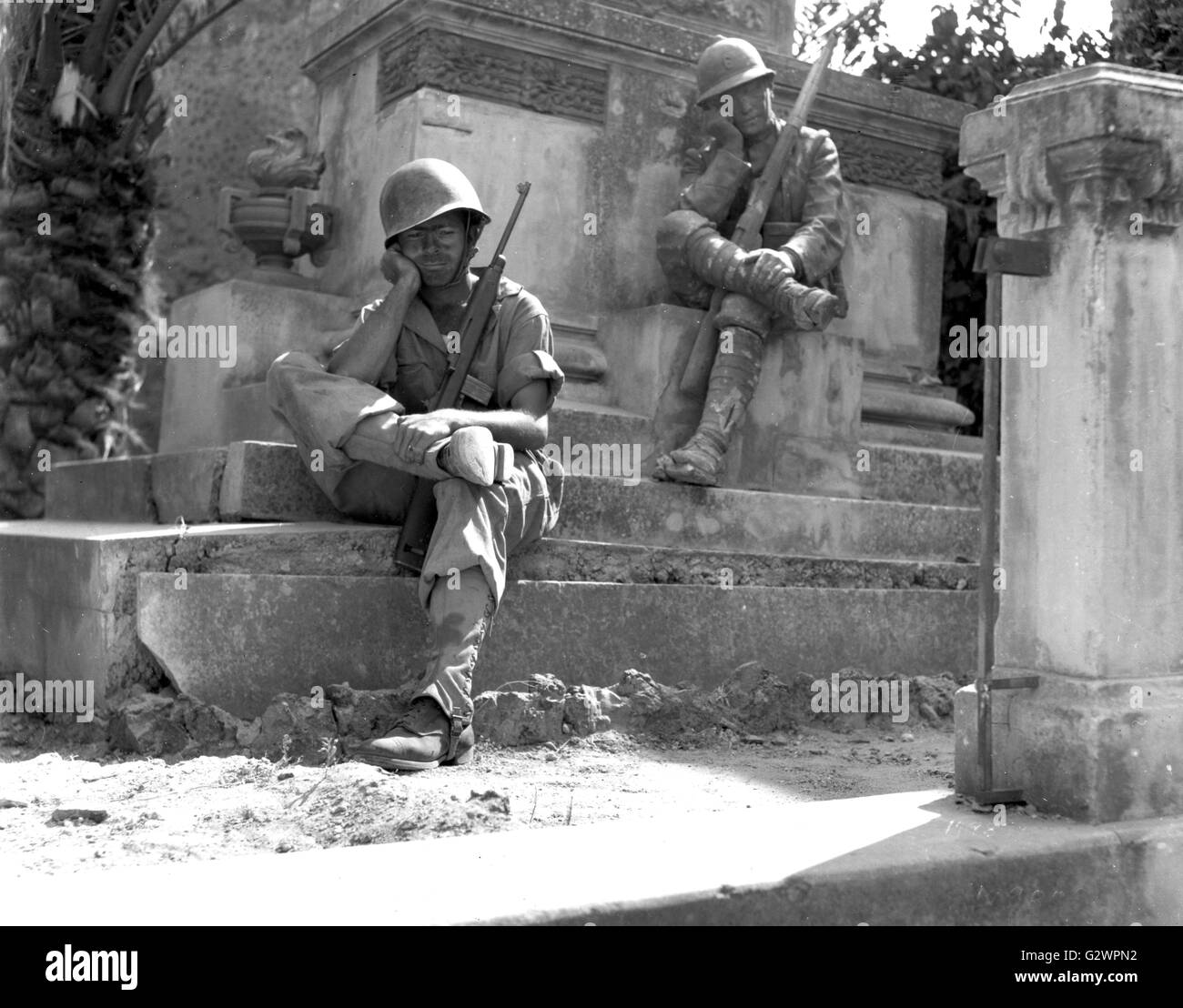Amerikanische SGT Dorman ruht am Denkmal für die italienischen Soldaten des ersten Weltkriegs in Sizilien. Stockfoto
