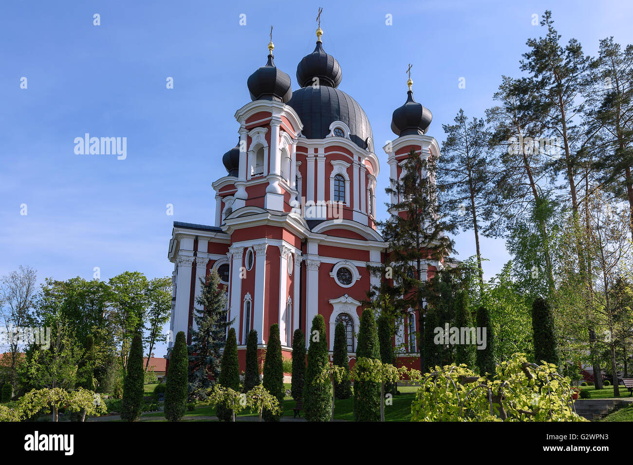 Orthodoxe Curchi-Kloster in der Republik Moldau mit grünen Bäumen und blauer Himmel Stockfoto