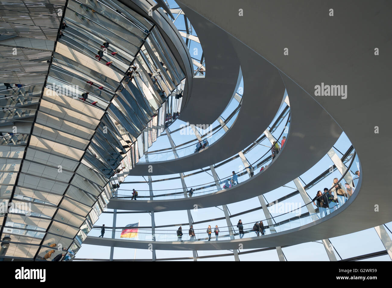 27.10.2015, Berlin, Berlin, Deutschland - die gläserne Kuppel auf dem Reichstagsgebäude, des Sitzes des Deutschen Bundestages. Besucher der Spirale führenden nach oben steigen, andere Besucher sind in der Mittelsaeule reflektiert die Reichstagskuppel. Der Architekt der Mordernen Kuppel ist Sir Norman Foster. 0JL151027D077CAROEX. JPG - nicht für den Verkauf in G E R M A N Y, A U S T R I A S W I T Z E R L A N D [MODEL-RELEASE: Nein, PROPERTY-RELEASE: Nein, (C) Caro Fotoagentur / Lederbogen, http://www.caro-images.com, info@carofoto.pl - jegliche Nutzung dieses Bildes unterliegt GEMA!] Stockfoto