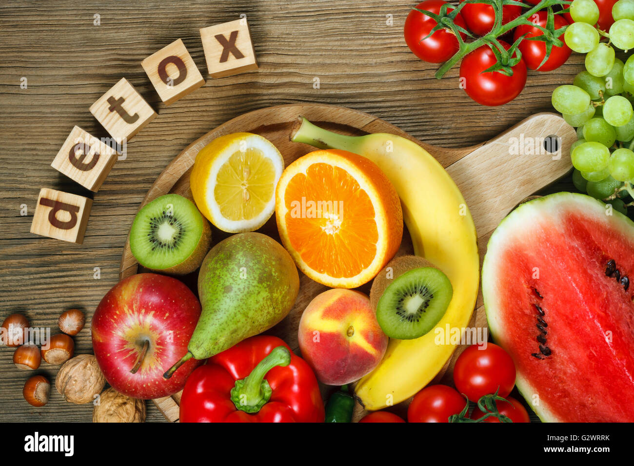 Detox. Vitamine in Obst und Gemüse. Natürliche Produkte, die reich an Vitaminen wie Orangen, Zitronen, Paprika, Kiwi, Tomaten, banan Stockfoto