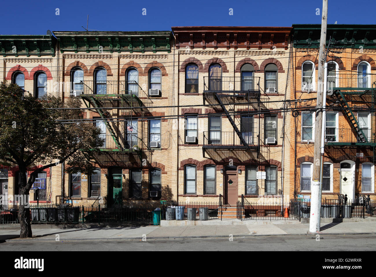 26.10.2015, New York City, New York, USA - Wohngebäude in Williamsburg. 00P151026D214CAROEX. JPG - nicht für den Verkauf in G E R M A N Y, A U S T R I A S W I T Z E R L A N D [MODEL-RELEASE: nicht anwendbar, PROPERTY-RELEASE: Nein, (C) Caro Fotoagentur / Muhs, http://www.caro-images.com, info@carofoto.pl - jegliche Nutzung dieses Bildes unterliegt GEMA!] Stockfoto