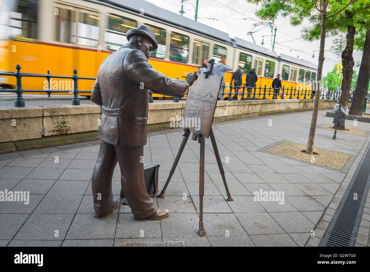 Budapester Straßenkunst, Ansicht einer Bronzestatue des ungarischen Künstlers Roskovics Ignac (Festo) an der Donau im Budapester Stadtteil Belvaros. Stockfoto