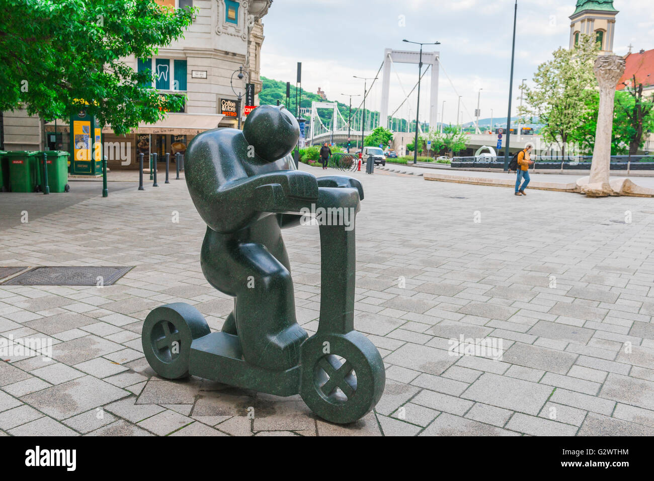 Budapester Straßenkunst, Blick auf eine polierte Granitskulptur einer Figur, die auf einem Motorroller in Vaci utca im Stadtteil Belvaros von Budapest reitet. Stockfoto