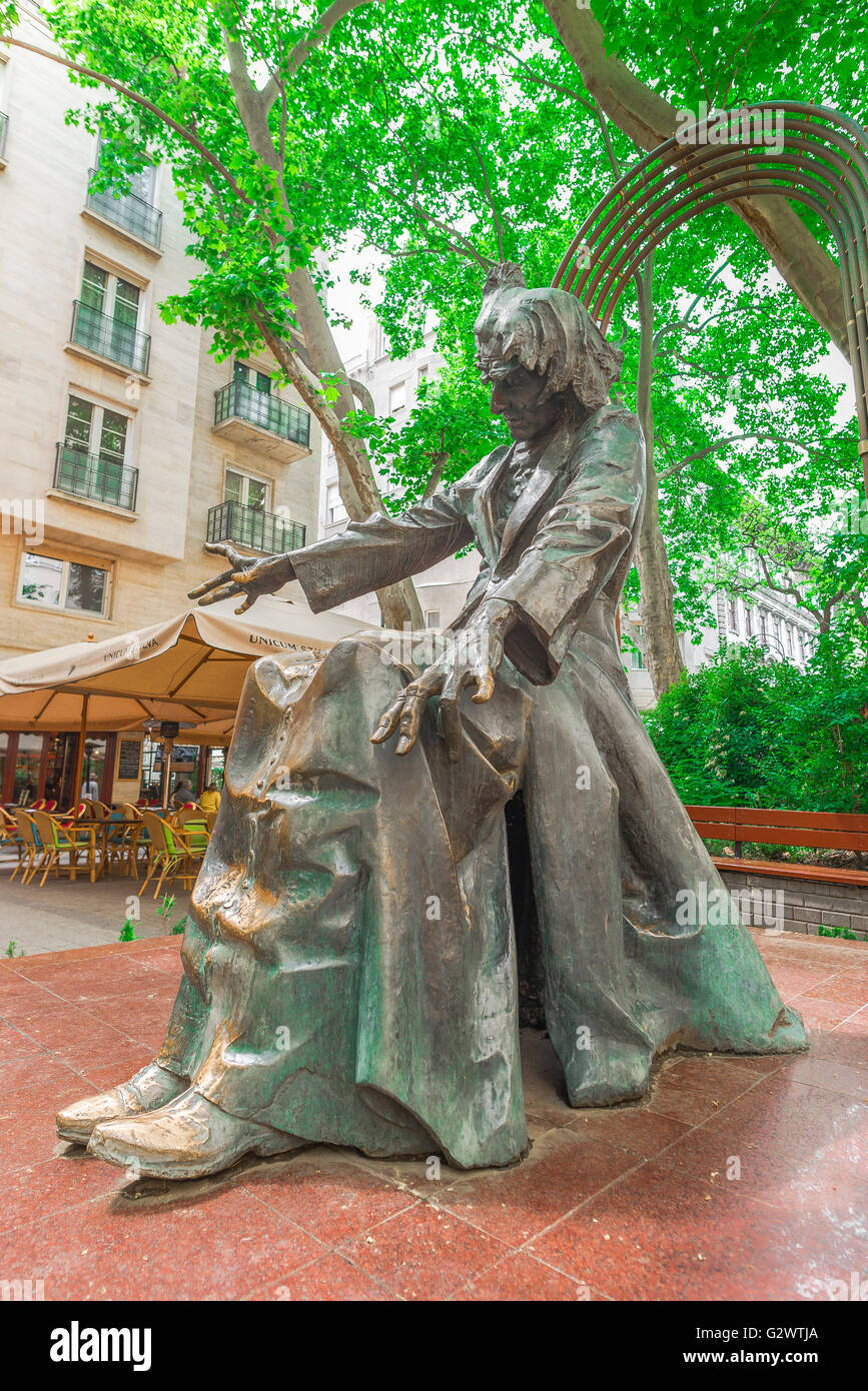 Statue des ungarischen Komponisten Franz Liszt mitten auf dem Platz in Budapest, die seinen Namen trägt: Liszt Ferenc ter. Stockfoto