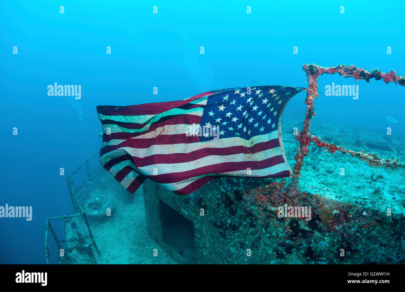 Die Flagge der Vereinigten Staaten von Amerika fliegt auf den Schiffbruch des USCGC Duane, in Key Largo, Florida. Stockfoto