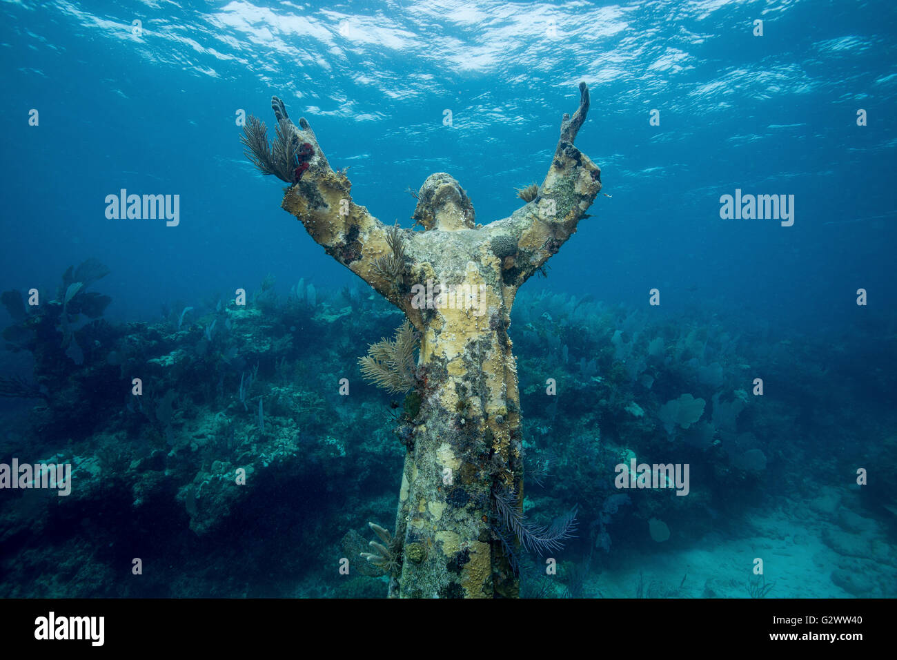 Frontansicht der Statue von Christus des Abgrunds, in den Himmel von einem Unterwasser Barsch zu erreichen. Stockfoto