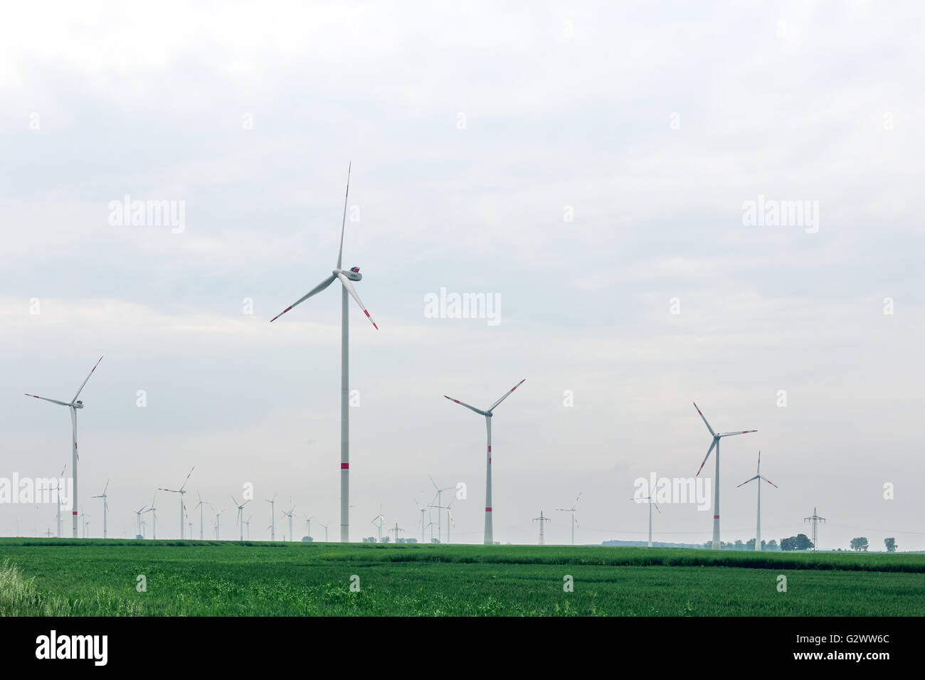 Ökologische alternative Stromversorgung mit Windmühle auf dem Feld Stockfoto