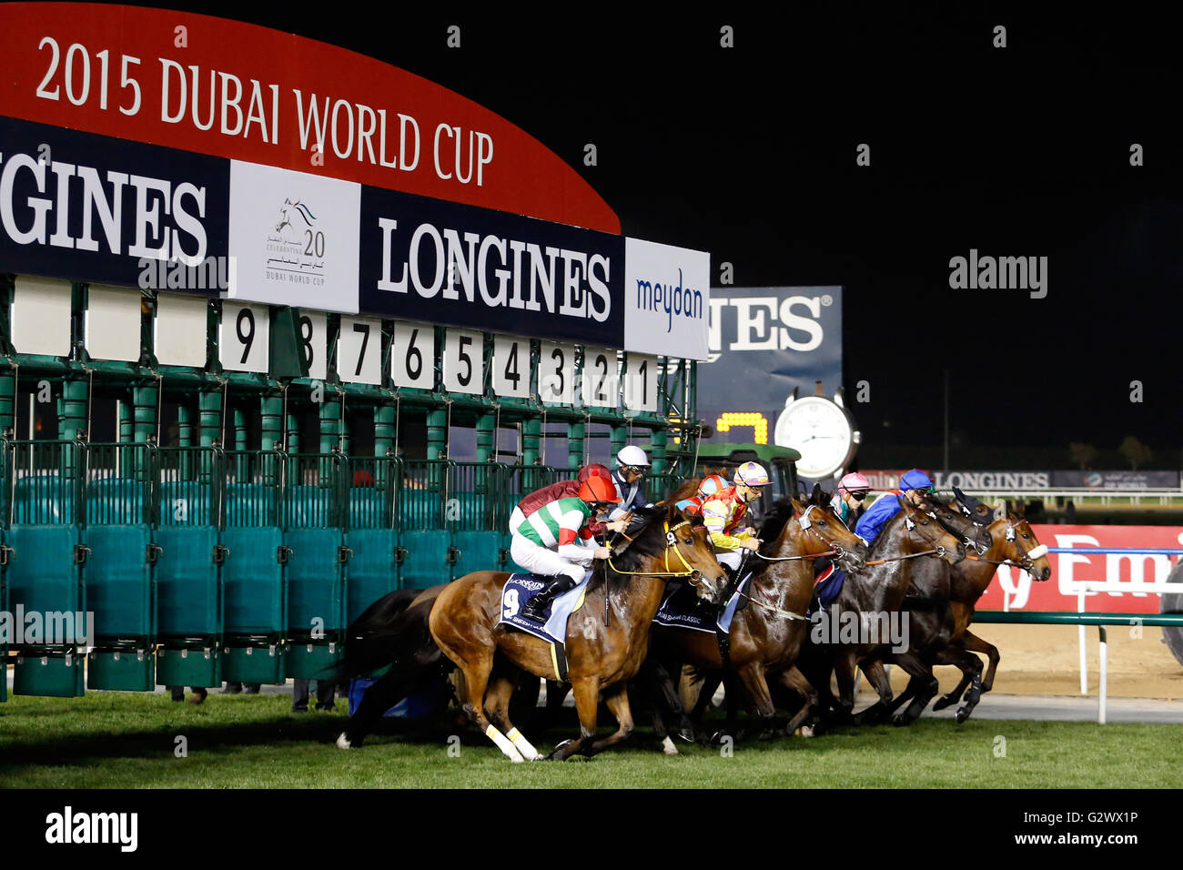 28.03.2015, Dubai, Dubai, Vereinigte Arabische Emirate - Pferde und Jockeys zu Beginn zu einem Pferderennen. 00S150328D745CAROEX. JPG - nicht für den Verkauf in G E R M A N Y, A U S T R I A S W I T Z E R L A N D [MODEL-RELEASE: Nein, PROPERTY-RELEASE: Nein, (C) Caro Fotoagentur / Sorge, http://www.caro-images.com, info@carofoto.pl - jegliche Nutzung dieses Bildes unterliegt GEMA!] Stockfoto