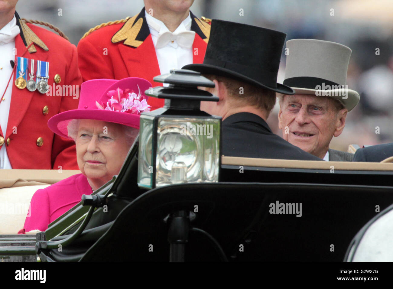 16.06.2015, Ascot, Berkshire, Grossbritannien - Königin Elizabeth II, Königin von Großbritannien und Nordirland und Ehemann Prinz Philip in einer Kutsche sitzen. 00S150616D711CAROEX. JPG - nicht für den Verkauf in G E R M A N Y, A U S T R I A S W I T Z E R L A N D [MODEL-RELEASE: Nein, PROPERTY-RELEASE: Nein, (C) Caro Fotoagentur / Sorge, http://www.caro-images.com, info@carofoto.pl - jegliche Nutzung dieses Bildes unterliegt GEMA!] Stockfoto