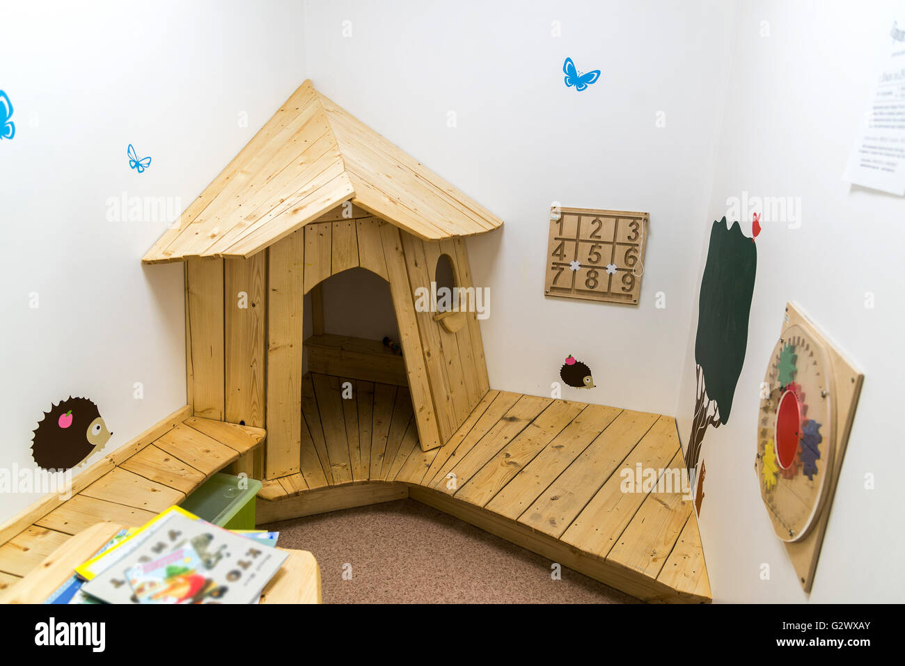 Kinderspielzimmer mit Haus und pädagogisches Spielzeug Stockfoto