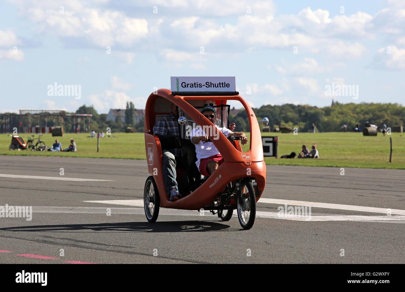 19.09.2015, Berlin, Berlin, Deutschland - Fahrradrikscha auf dem Tempelhofer Feld. 00S150919D819CAROEX. JPG - nicht für den Verkauf in G E R M A N Y, A U S T R I A S W I T Z E R L A N D [MODEL-RELEASE: Nein, PROPERTY-RELEASE: Nein, (C) Caro Fotoagentur / Sorge, http://www.caro-images.com, info@carofoto.pl - jegliche Nutzung dieses Bildes unterliegt GEMA!] Stockfoto