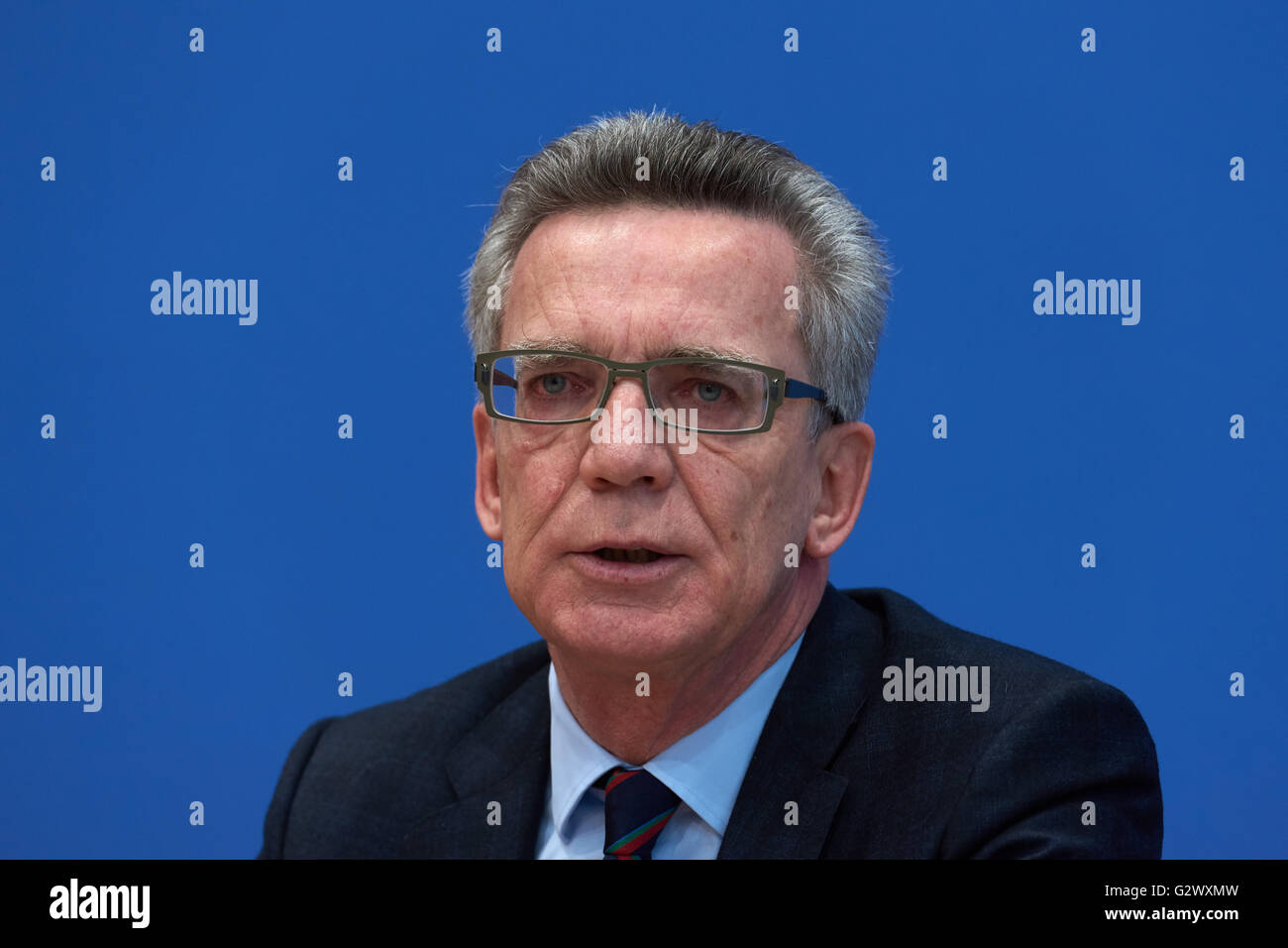 06.01.2016, Berlin, Berlin, Deutschland - Dr. Karl Ernst Thomas de Maizière, CDU, Bundesminister des Innern, auf der Pressekonferenz den Migrationsbericht 2014 präsentieren. 00Y160106D013CAROEX. JPG - nicht für den Verkauf in G E R M A N Y, A U S T R I A S W I T Z E R L A N D [MODEL-RELEASE: Nein, PROPERTY-RELEASE: Nein, (C) Caro Fotoagentur / Teich, http://www.caro-images.com, info@carofoto.pl - jegliche Nutzung dieses Bildes unterliegt GEMA!] Stockfoto