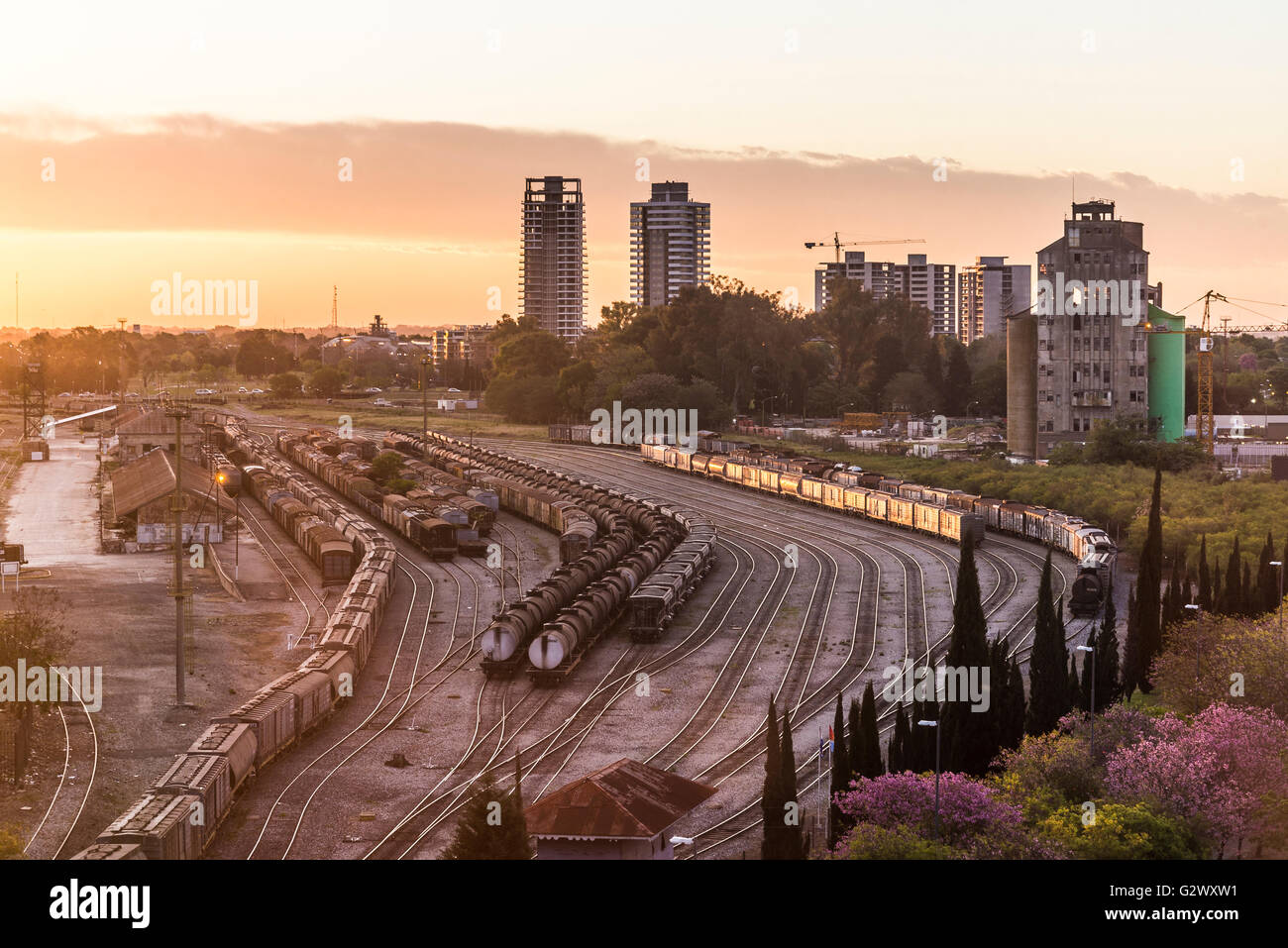 Stadtlandschaft mit Bahnen und Züge, Rosario, Provinz Santa Fe, Argentinien Stockfoto