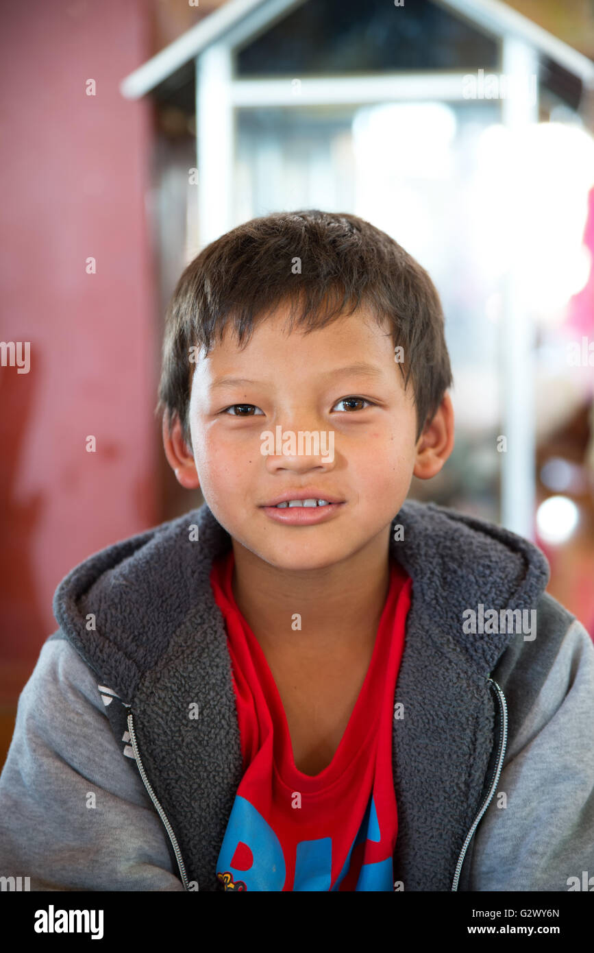 Eine Pa-O-Boy in Phaung Daw Oo Pagode, Inle-See, Shan State in Myanmar Stockfoto