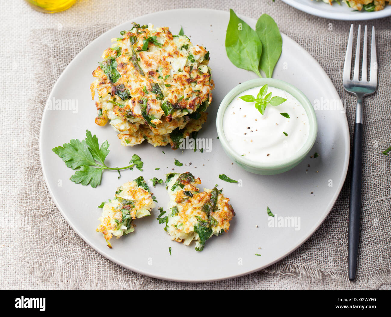 Kohl und Spinat-Pfannkuchen mit Joghurtdressing Stockfoto