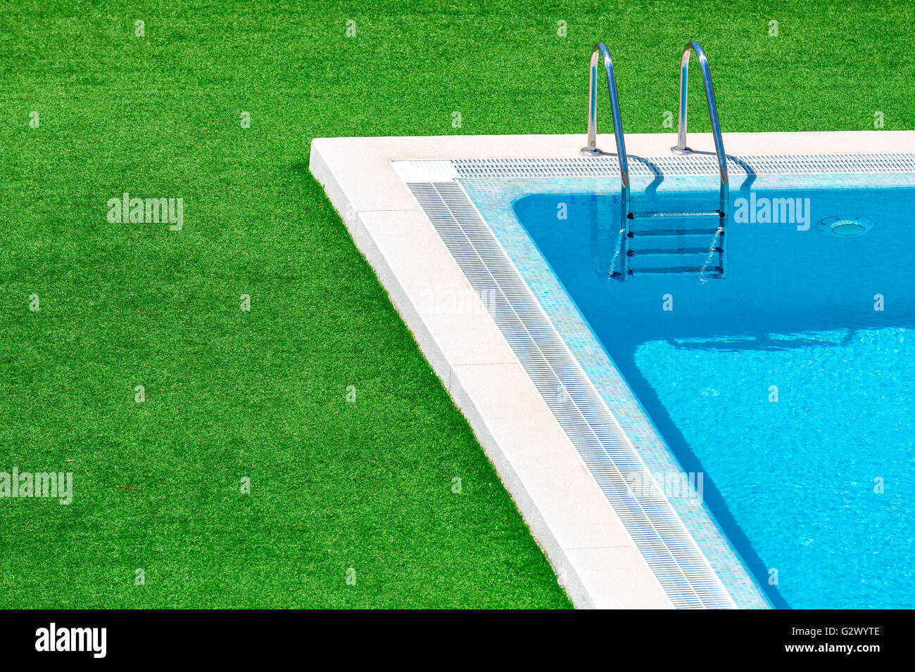 Pool mit Treppe im Hotelresort Stockfoto