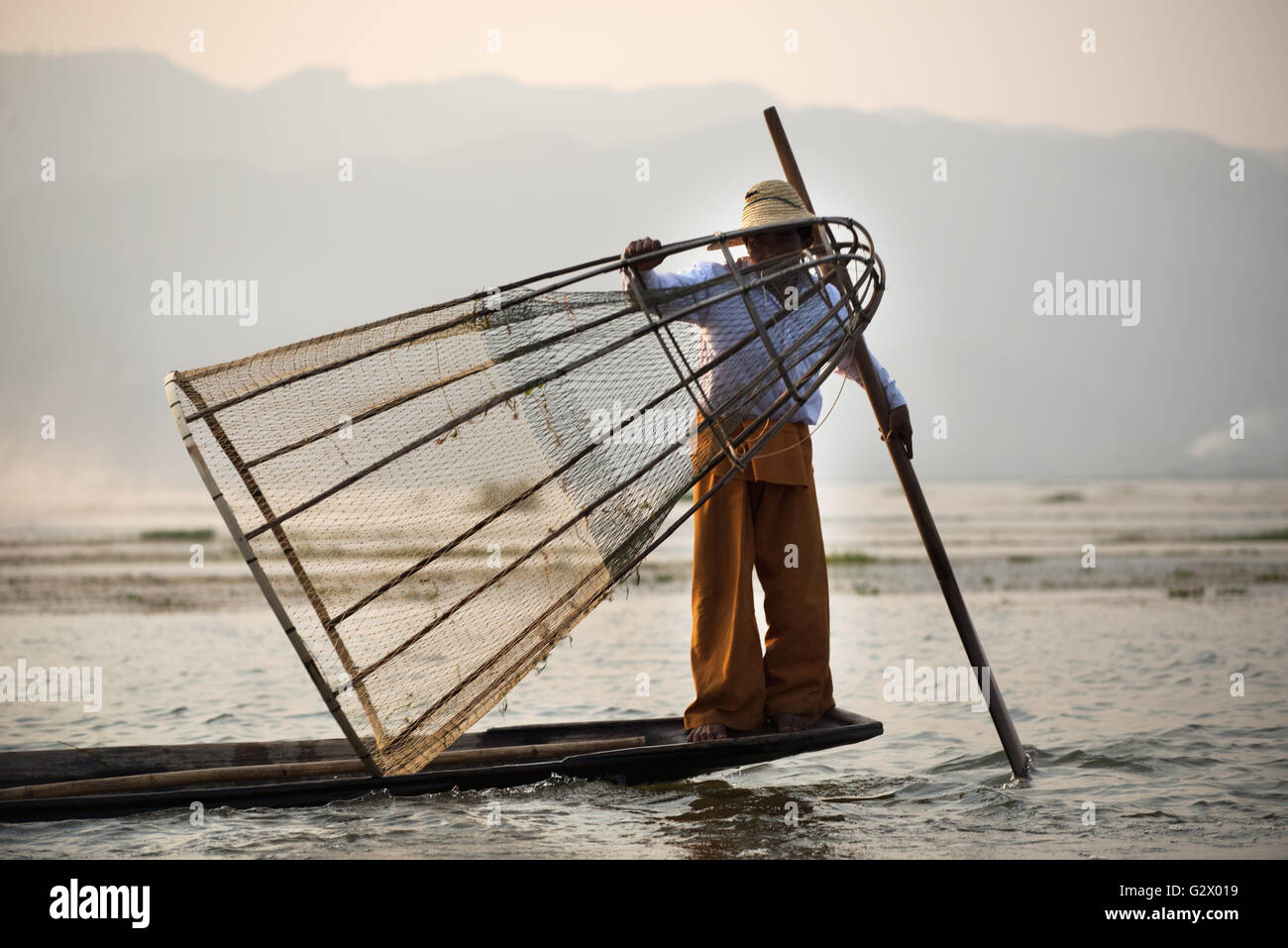 Intha Fischer mit traditionellen konisch Fischernetzes Inle-See, Myanmar Stockfoto