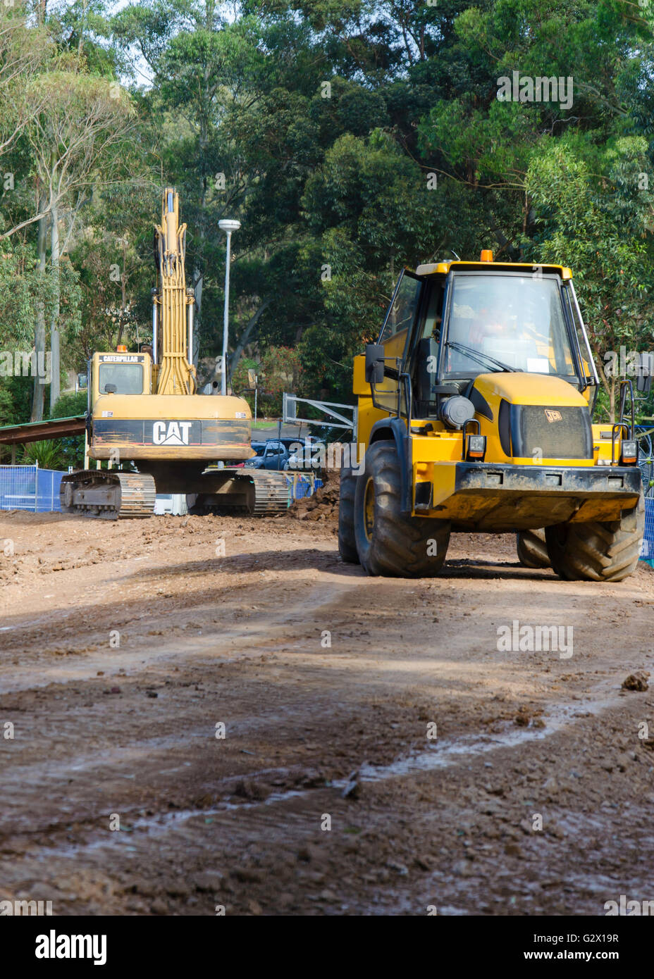 Bagger und Erdbewegung arbeiten auf einer Baustelle in Australien Stockfoto