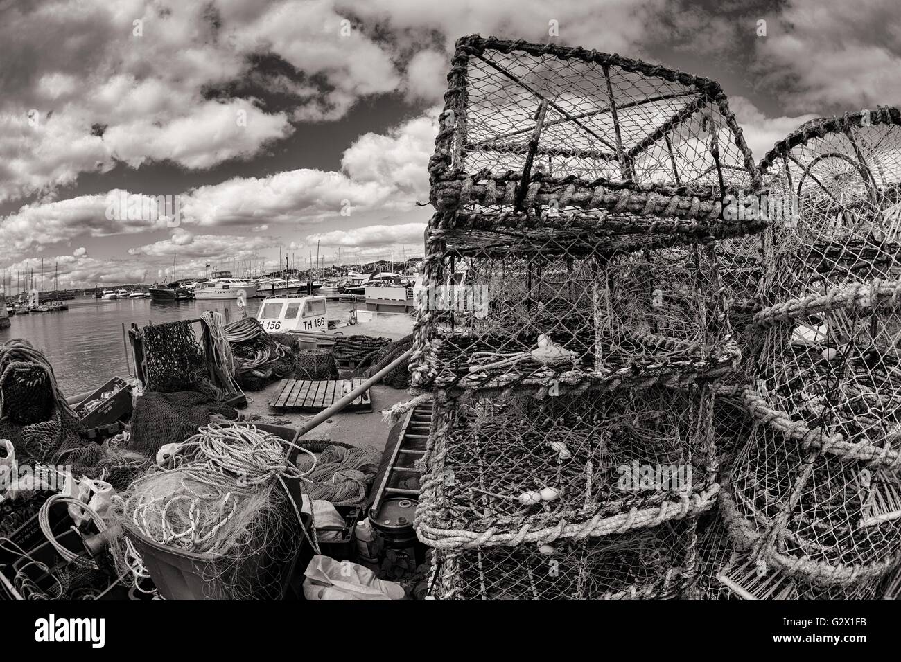 Angeln-Körben und Töpfen an der Hafenfront in Torquay England Stockfoto