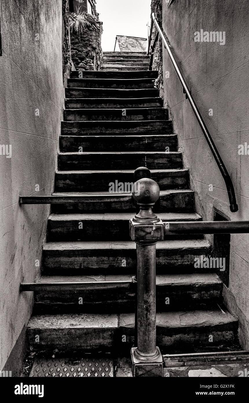 Gut benutzte, abgenutzte Betontreppen in einer Seitenstraße, die vom Hafen in eine Wohngegend führt. Stockfoto