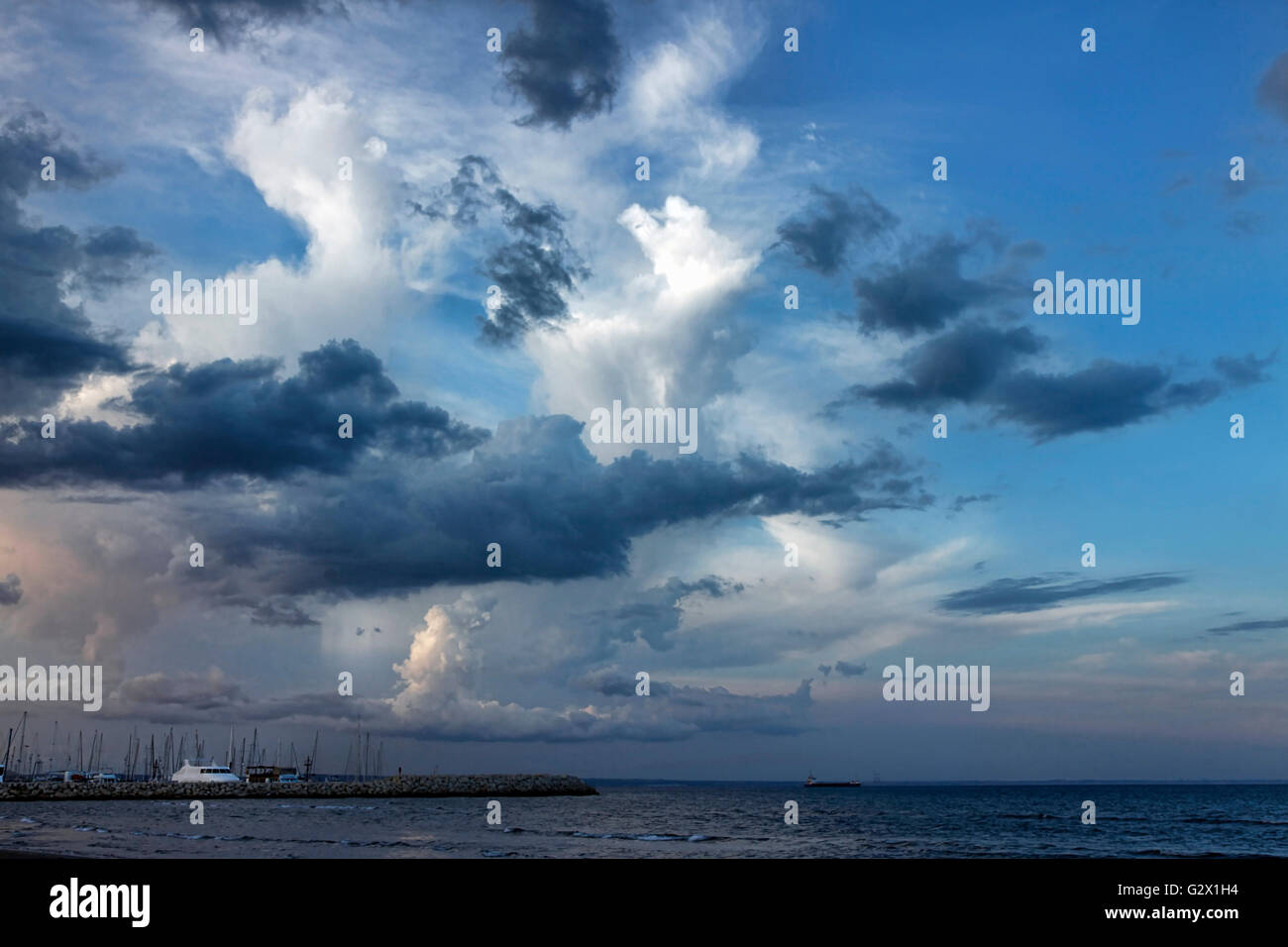 Dramatische Himmel über Larnaca, Zypern. Larnaca hat trockene Sommer subtropisches Klima. Stockfoto