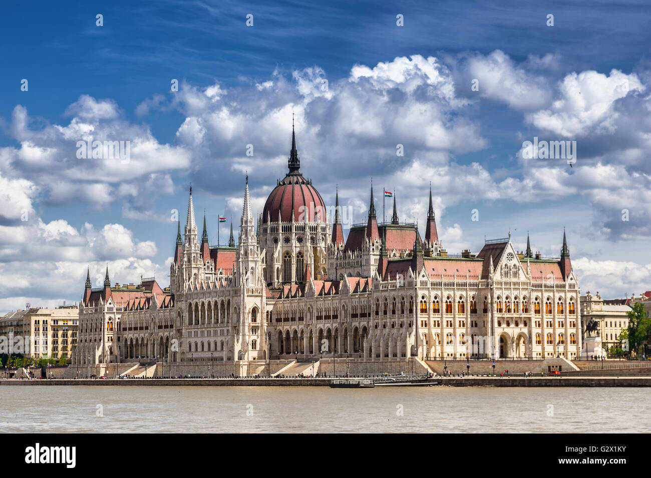 Das ungarische Parlament an der Donau in Budapest Stockfoto
