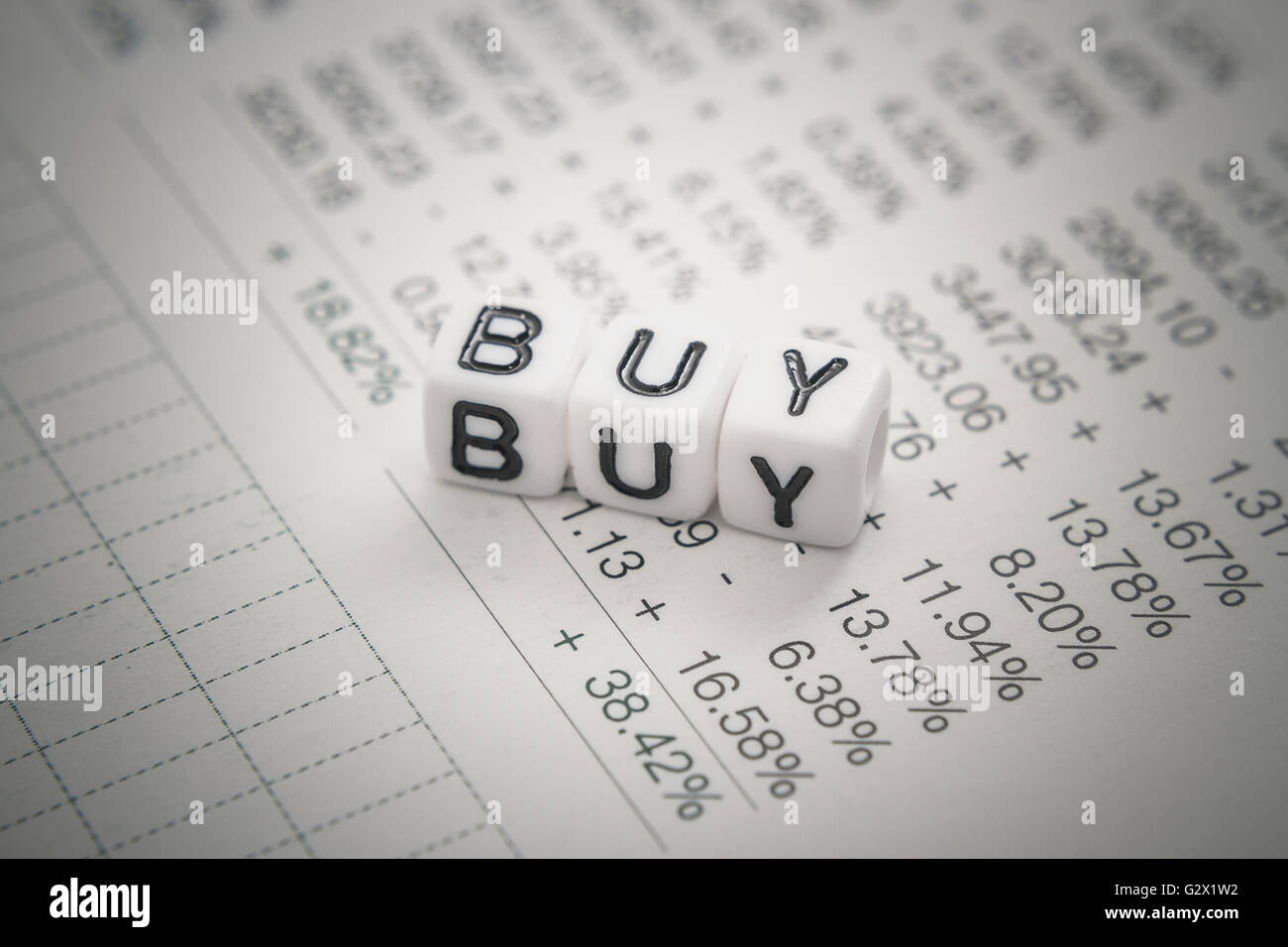 Text aus Buchstaben Cube auf Lager Bericht, Draufsicht, soft-Fokus kaufen Stockfoto