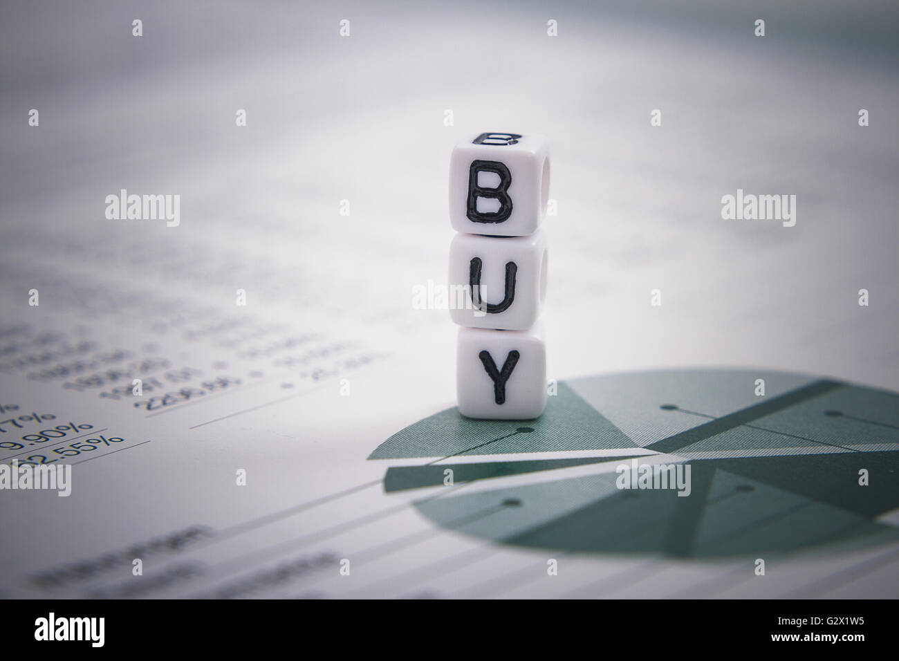 Turm-Wort kaufen aus Buchstaben Cube auf Diagramm Aktienbericht, soft-Fokus Stockfoto