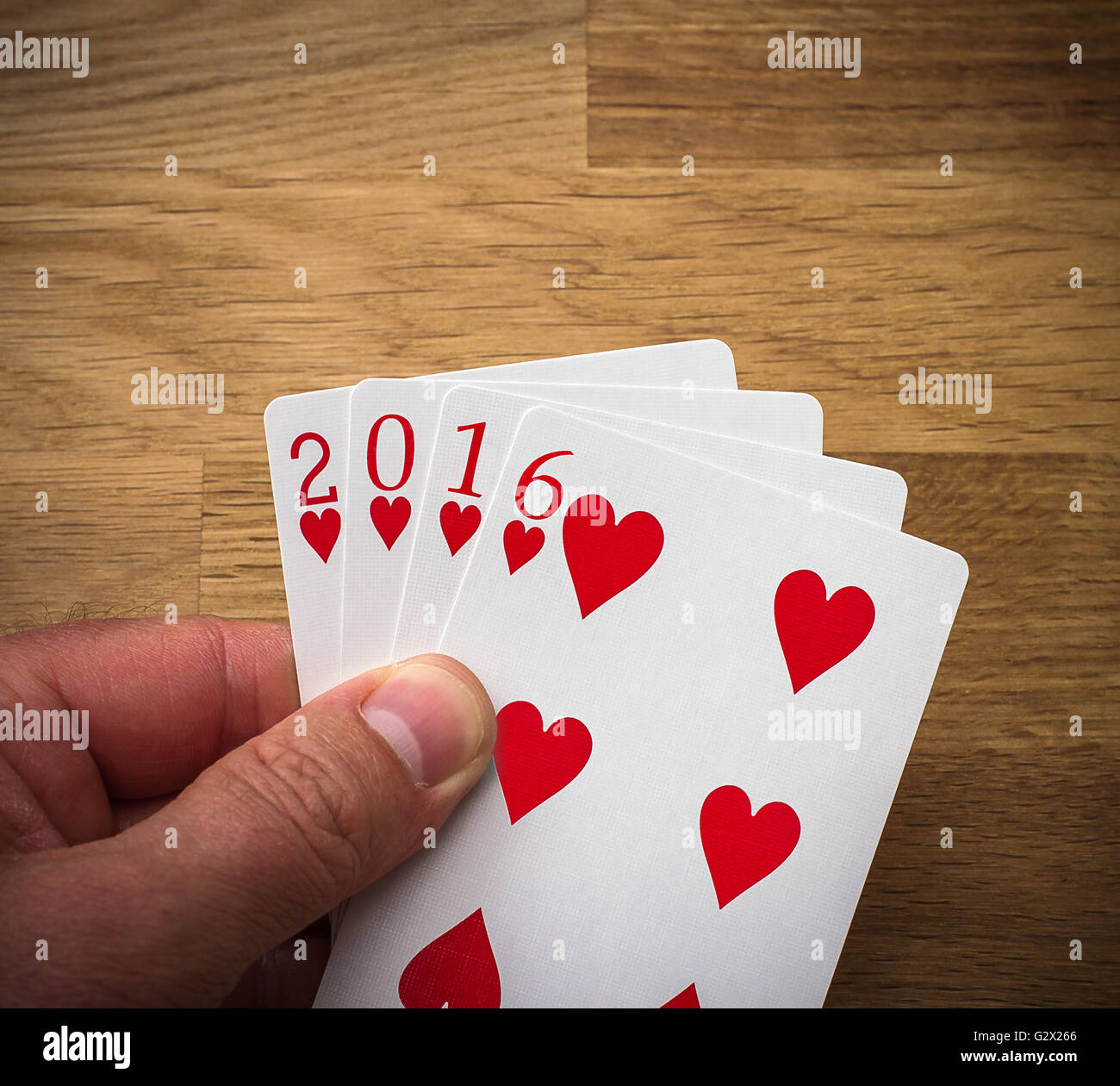 Spielkarte 2016 mit Herz auf Holz Hintergrund Stockfoto