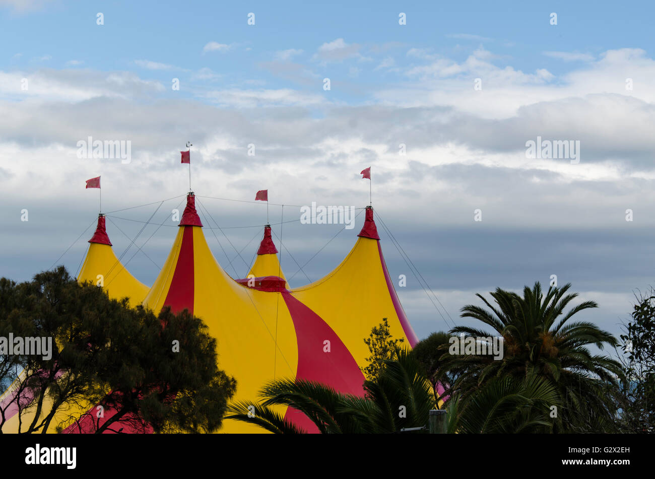 Die roten und gelben Farben der ein Zirkuszelt Zirkuszelt in Melbourne, Australien Stockfoto