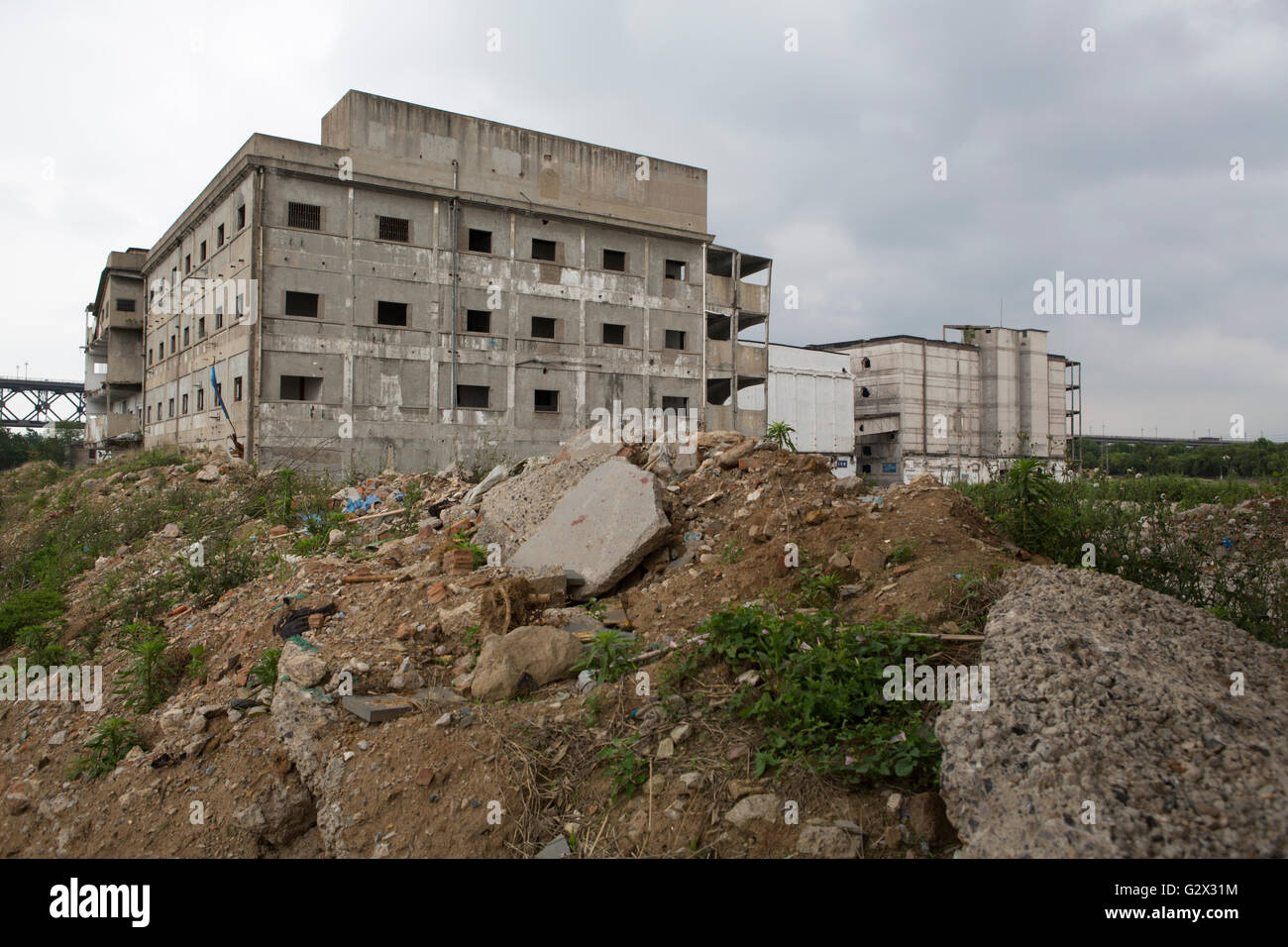 Abriss der alten Fabrikhallen, machen Platz für neue Wohnungen an der Außenseite der Stadt Nanjing Stockfoto