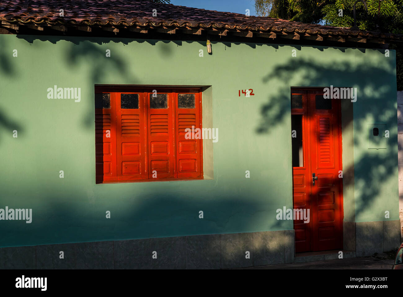 Haus mit roten Türen und Fenster, Marechal Deodoro, Maceio, Alagoas, Brasilien Stockfoto