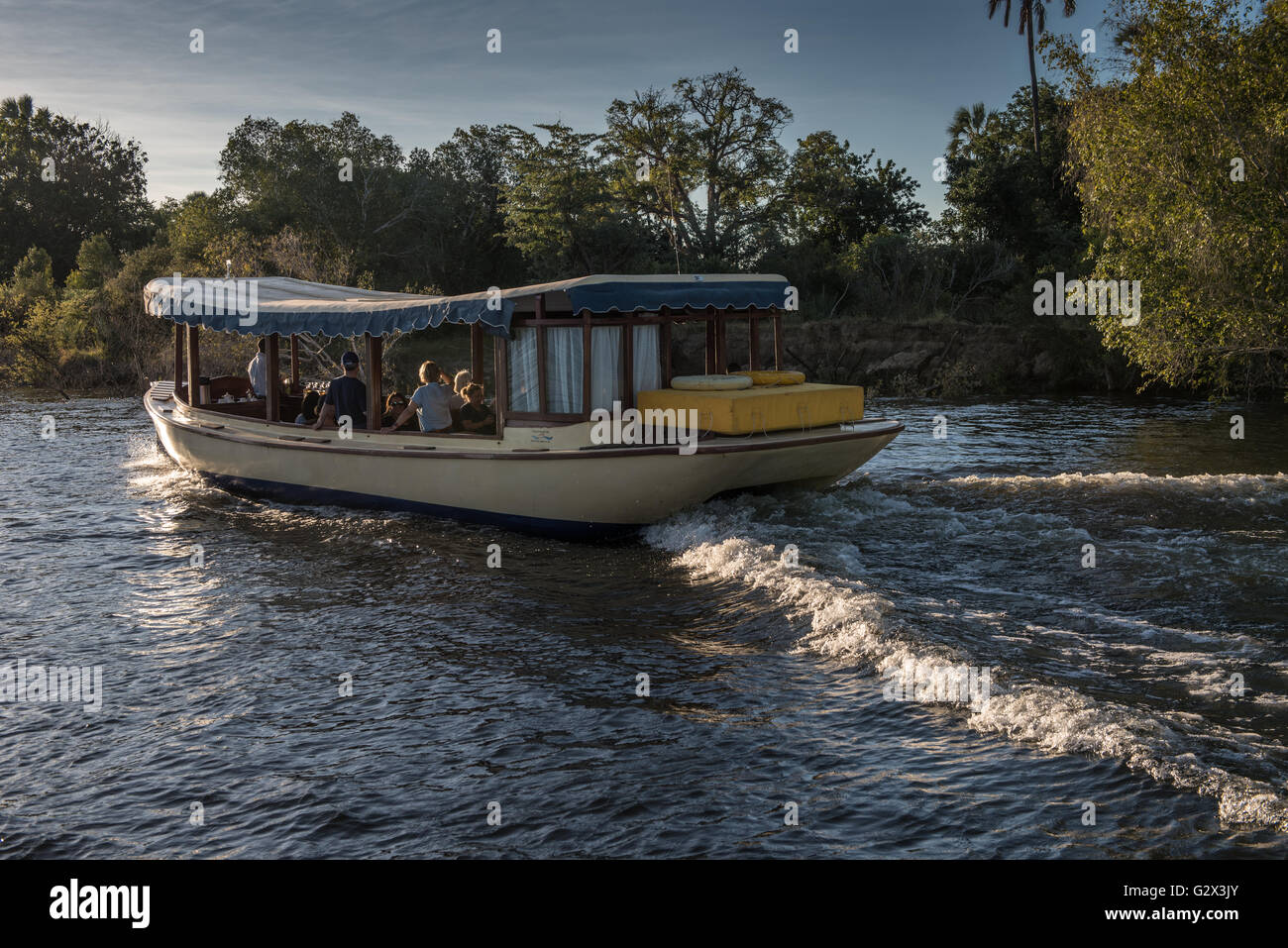 Touristen genießen einen Sundowner cruise auf dem Sambesi Fluss Stockfoto