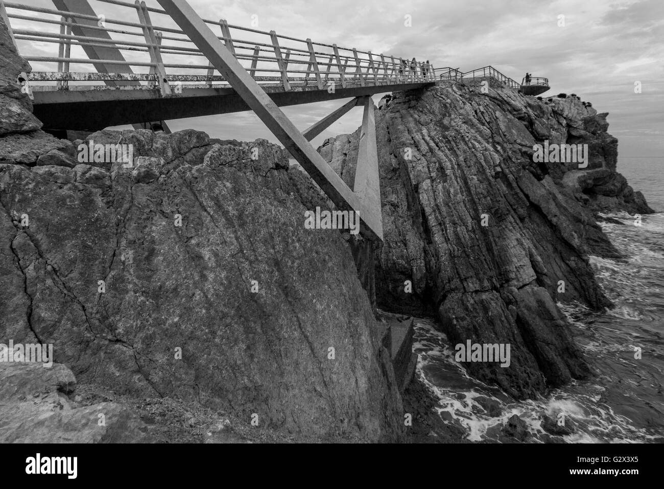 Eisenbrücke mit Holzböden und Rost am Meer, in Avilés, Spanien Stockfoto