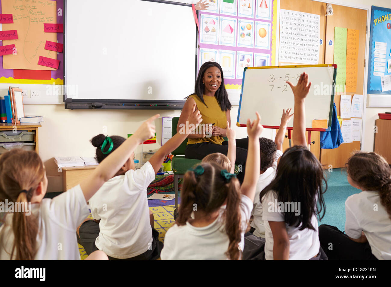 Lehrer mit Whiteboards In der Grundschule Mathematik Klasse Stockfoto