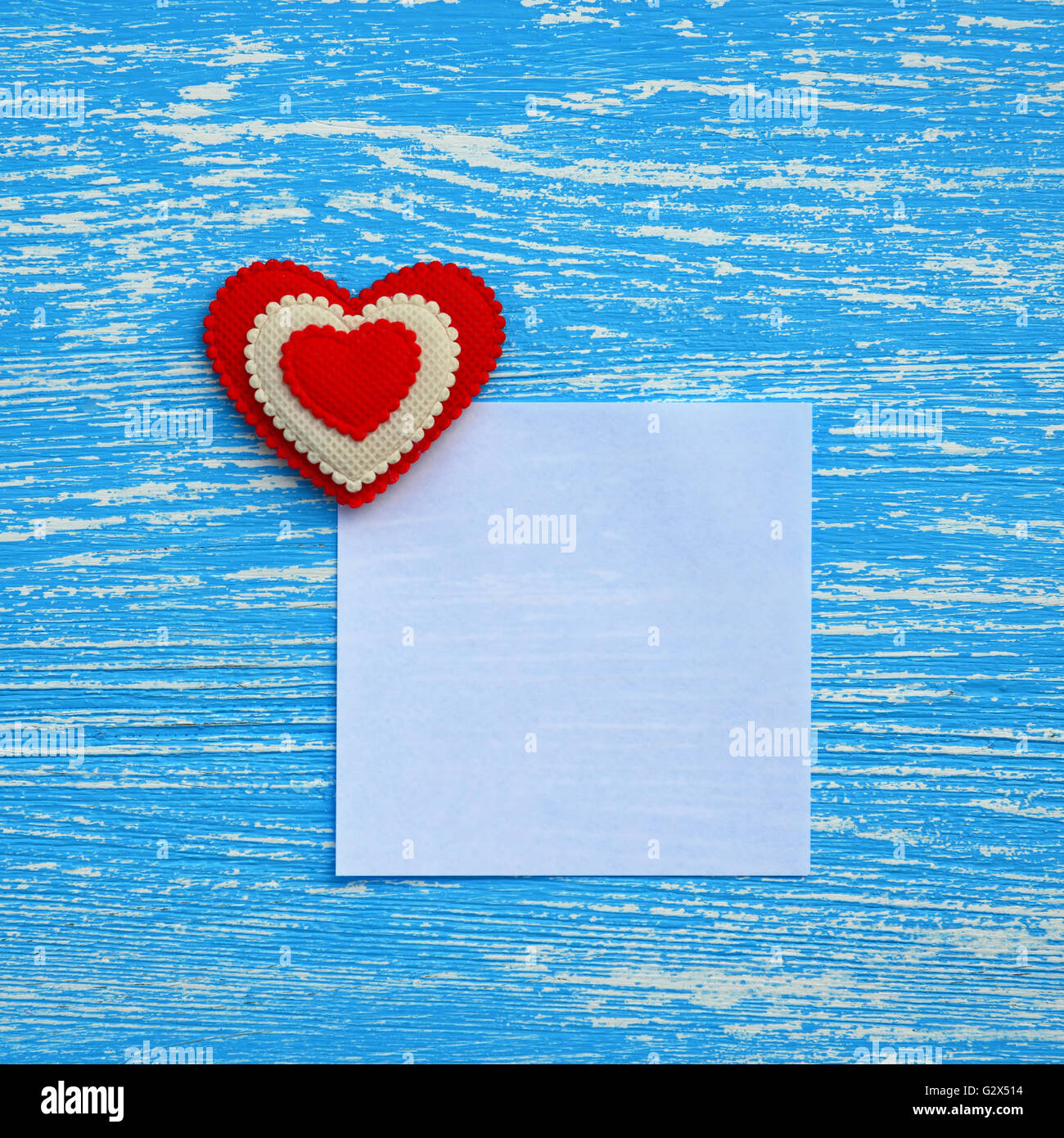 Leeren Blatt Papier und Herzen auf einem blauen Hintergrund aus Holz Stockfoto