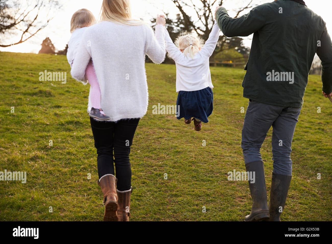 Rückansicht der Familie auf Winter Land zu Fuß Stockfoto