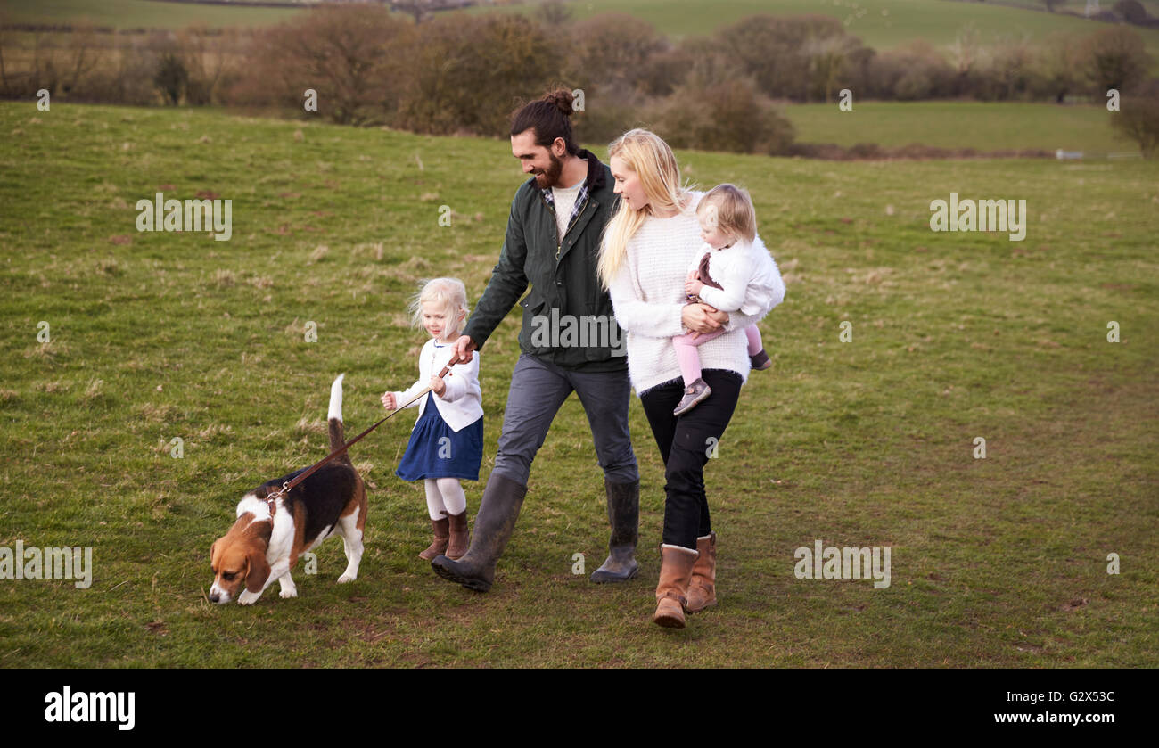 Familie Winter Land Wandern mit Hund Stockfoto