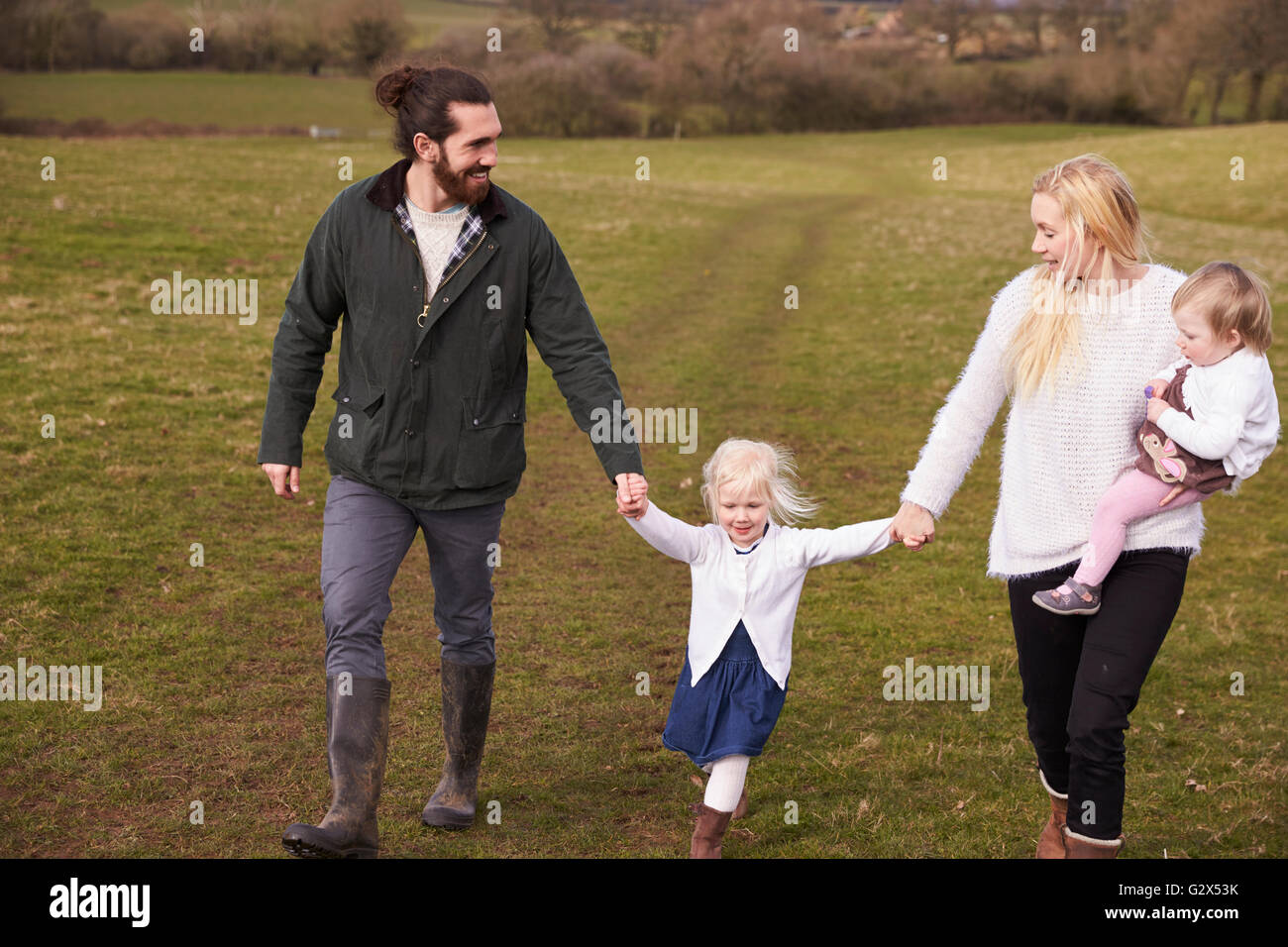 Familie Hand in Hand auf Winter Land zu Fuß Stockfoto