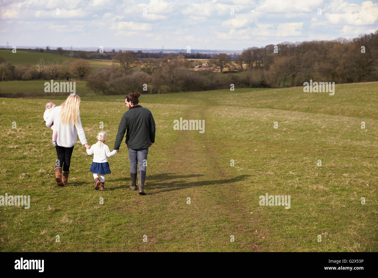 Rückansicht der Familie auf Winter Land zu Fuß Stockfoto