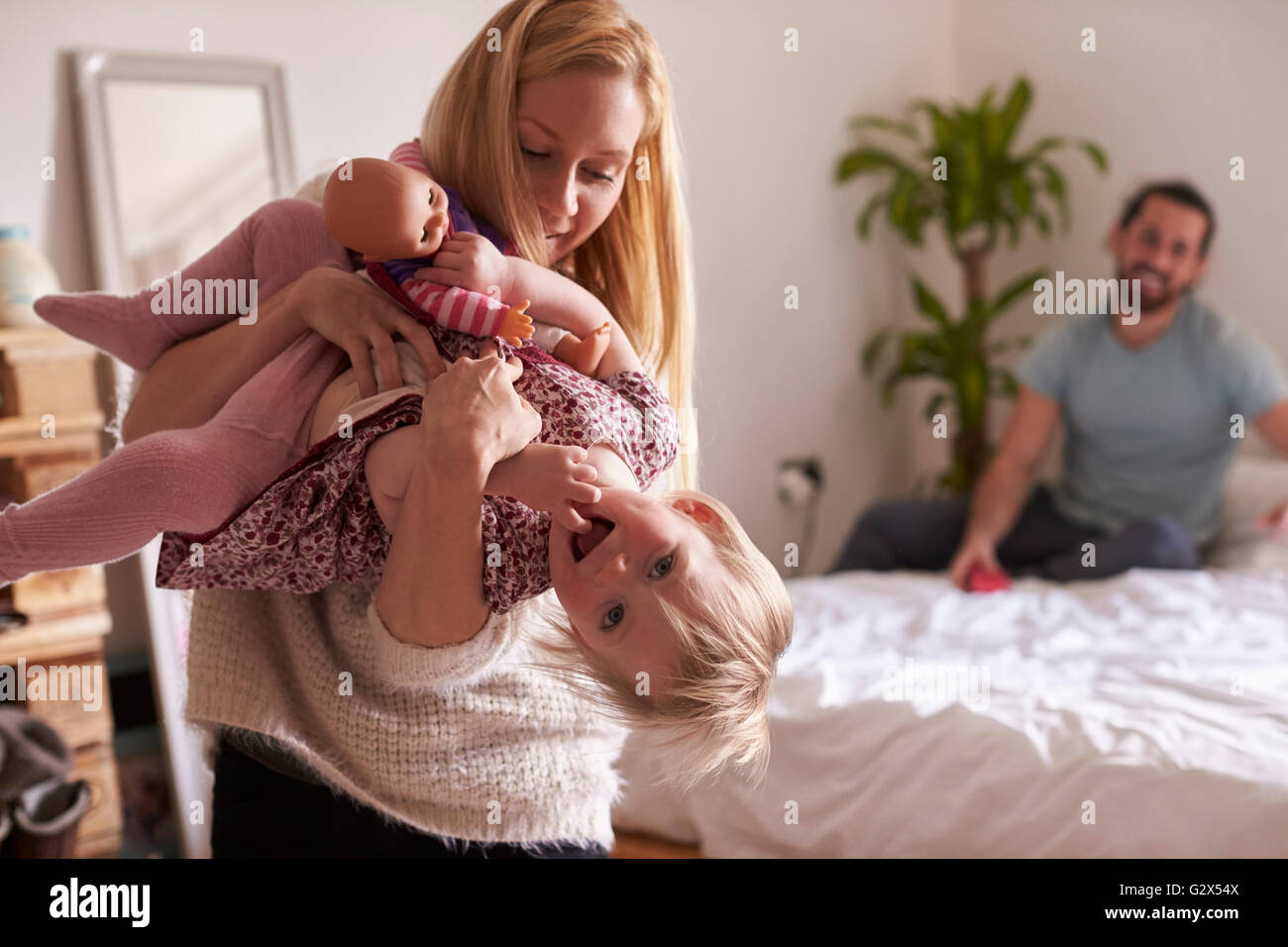 Mutter mit Tochter im Schlafzimmer Spiel Stockfoto